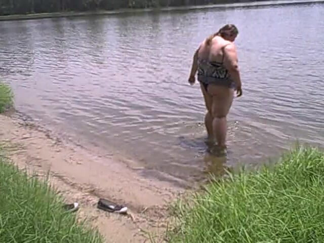 BBW nurse Vicki adventures with friends: BBW Angie Kimber public outdoor striptiz nago grać w jeziorze