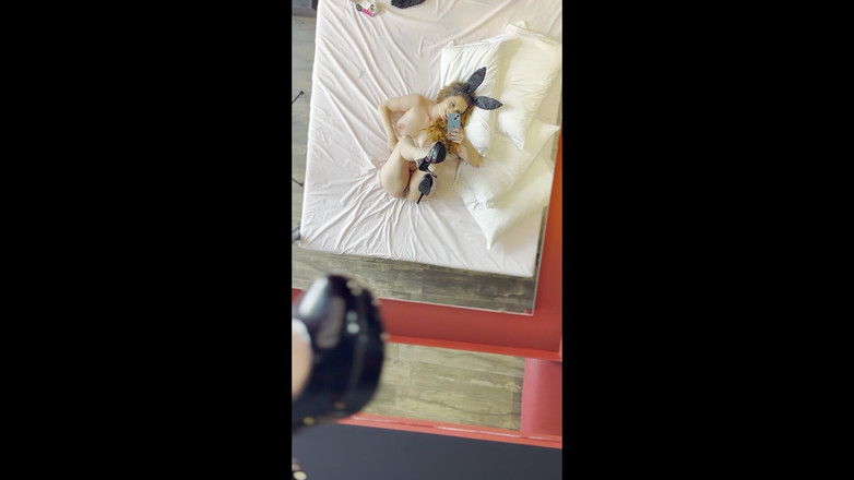 Auroraw: Coniglietta sexy che si masturba