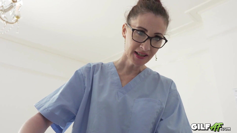 Gilf AF: Худенькая медсестра, горячая бабуля Scarlet Louse хотела кримпай