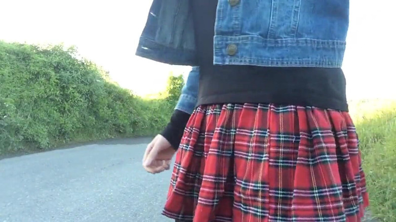 The Midnight Minx: デニムジャケットとタータンチェックのスカートを着たミンクス