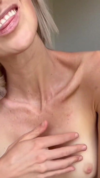 Sıska minyon fit sarışın yatakta striptiz yapıyor seksi esnetme azdırıyor