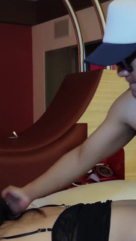 Une prof de gym mature baise un jeune femboy