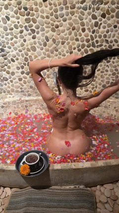 Princess Monica: Schießen in der badewanne nackt in einem spa - hinter den...