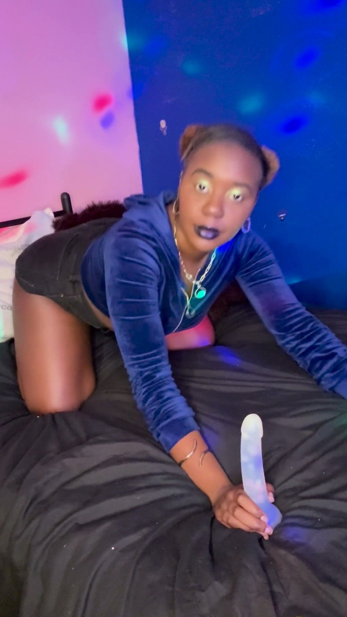 ALLIYAH ALECIA: Alliyah Alecia menghisap batang dildo