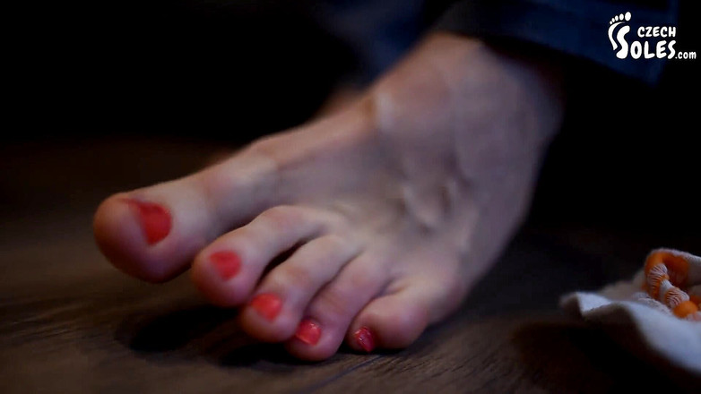 Czech Soles - foot fetish content: På jätteinnan Eliškas enorma fötter