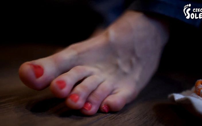 Czech Soles - foot fetish content: Na obrovských nohou obryně Elišky