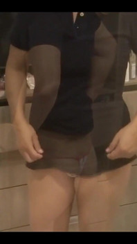 Je reviens de la plage très excitée et je me masturbe devant le propriétaire de l’hôtel, super éjaculation dans ma chatte