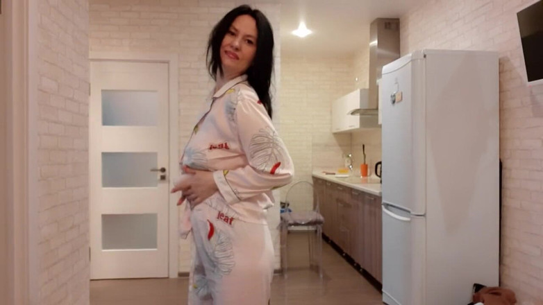 AngelaMilf: MILF Woke up and Wants Sex and Pussy Too