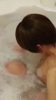 욕조에서 바람을 피우는 상대와의 플러팅 놀이