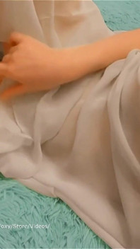 Liten fitta i en transparent klänning får en orgasm