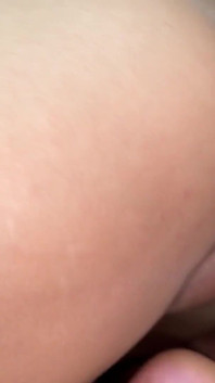 In alle gaten neuken met een meisje terwijl ze op de computer speelt - anale creampie