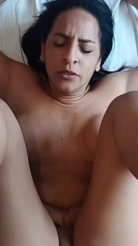 Meu namorado me levou para comemorar nosso aniversário, e eu dei a ele minha bunda como presente