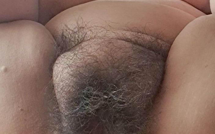 Mommy big hairy pussy: MILFka protahuje nohy a dostává vzduch