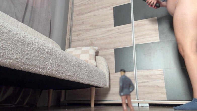 AmayaMori: La gigantessa sorprende un uomo piccolo che guarda