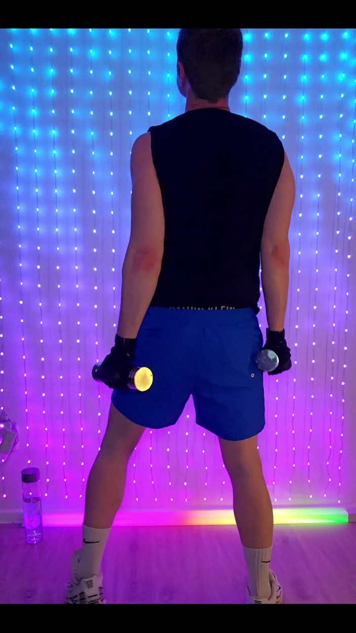 Roman Heart: Allenamento fitness in pantaloncini blu CK 