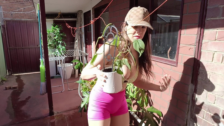 annikarain: Macecha Gardening Sfw