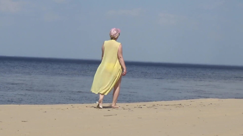 RedRoseRus: Sappige Vrouw Die Naakt Op Het Strand Lopen