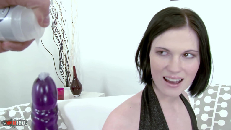 Porn-World: Căsătorită: superba tânără brunetă rusoaică este futută tare în cur