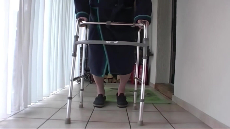 Old & Young: 老娘们!熟女们想被操!邻居穿着内衣诱惑,想被狗狗抱!