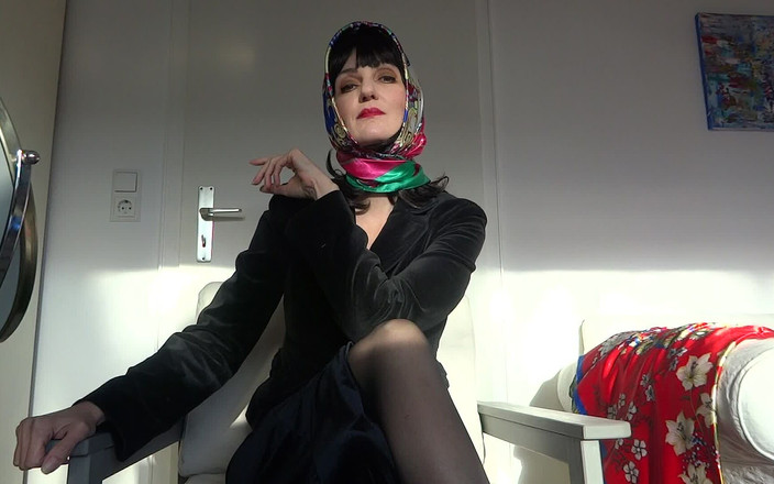 Lady Victoria Valente: Lady Victoria Valente satin tudung fitting