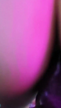 Istri hot ini dibagikan untuk pertama kalinya, mencoba kontol besar sahabat suaminya sendiri