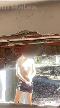 Auf Der Erkundung Eines Verlassenen Gebäudes Ziehen 2 Amateur-jungs Ihre Kleidung Aus Und Man Beginnt, Eine Nuss Zu Sprengen