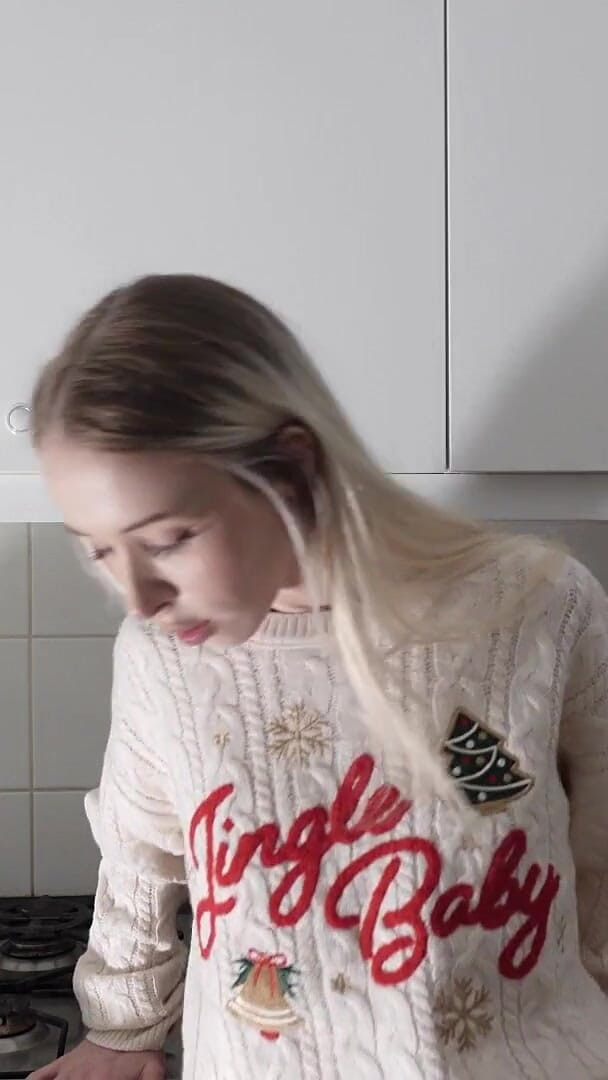 No panties TV: Гаряча мініатюрна сексуальна дівчина на кухні мастурбує на Різдво для удачі та задоволення