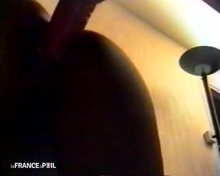 French Gonzo: Очень шлюховатая черная девушка, которая берет незнакомца домой, чтобы трахнуть ее перед ее бойфрендом.