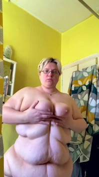 Bbwbootyful striptease in de badkamer douche masturbatie