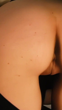 Sexy blondýnka s obrovskými melounovými kozami dostane dvojitou penetraci a pokrytou mrdkou