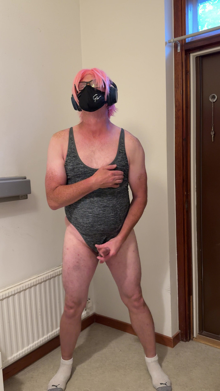 Julia Trans: トラニーがお尻を叩き、睾丸を叩き、マスターベーションとパパのために射精する