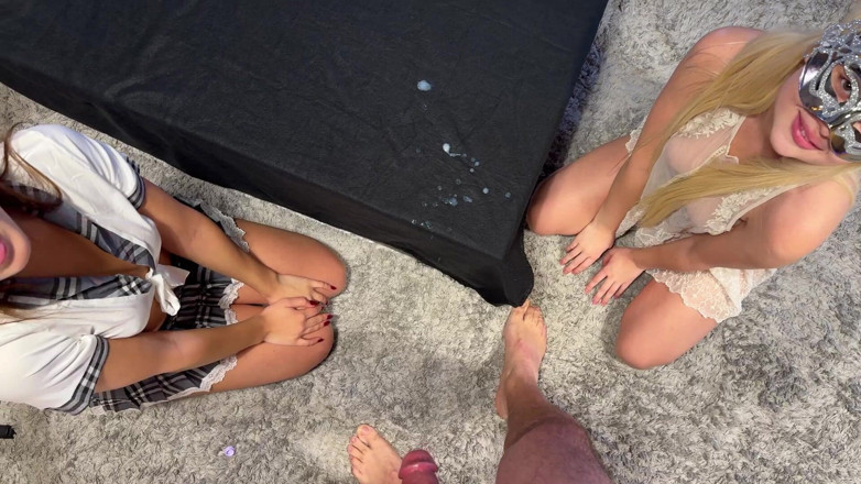 Leon Lambert Girls Twerk Parties CFNM: Дві дівчини, один хлопець, багато подарунків і гра в міні-рулетку з викликом дрочки руками, одягнені жінки, голі чоловіки