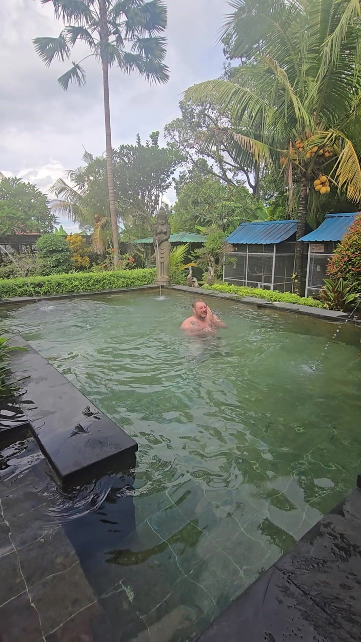 Jimbob Star GAY: Jimbob se branle dans la piscine