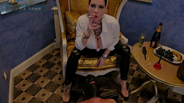 Strict Senz: Miss Alessa Milano Fuma Sputa Posacenere Umiliazione Fanclub