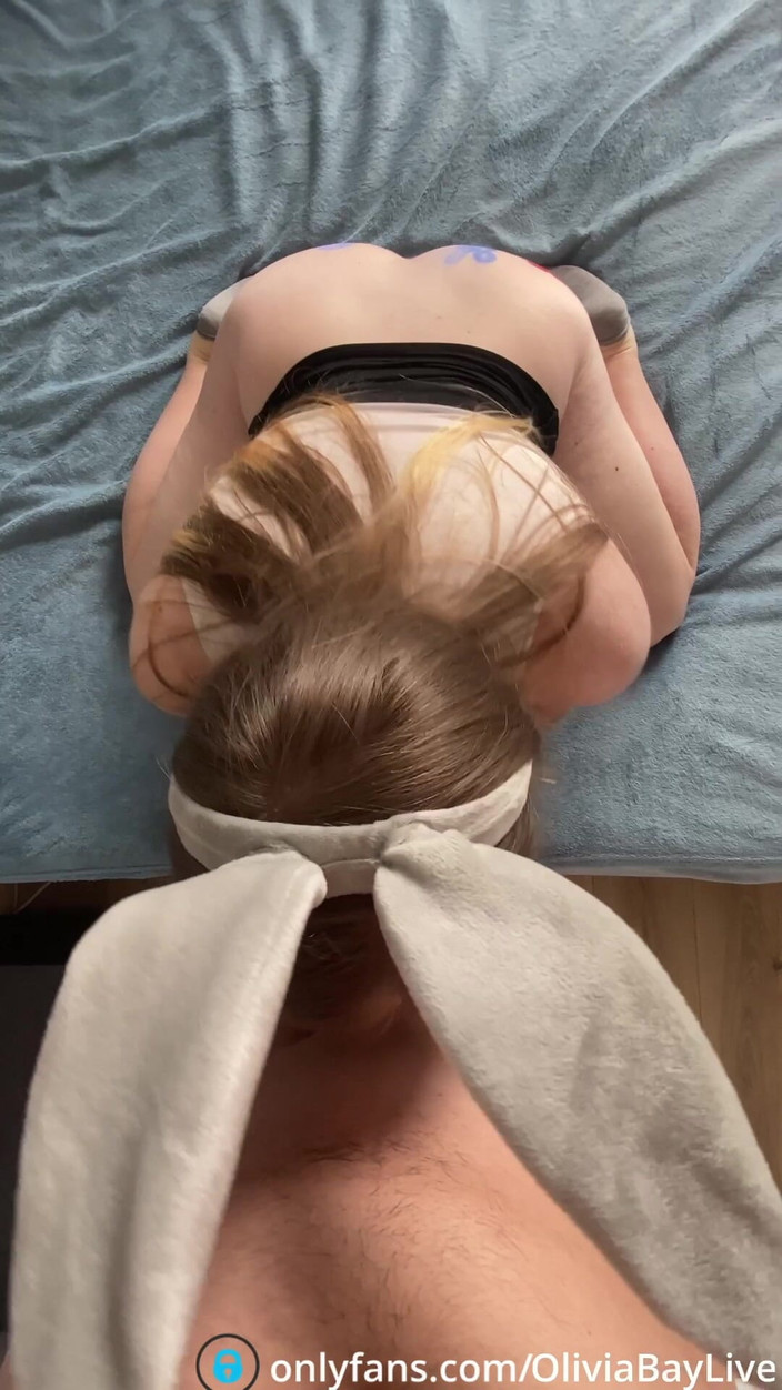 Olivia Bay: Roztomilá teenagerka v kostýmu velikonočního zajíčka Olivia Bay