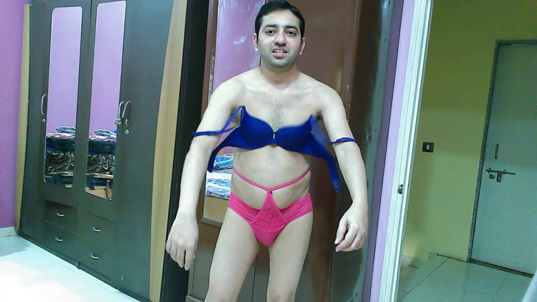 Cute & Nude Crossdresser: गुलाबी-नीले अधोवस्त्र में प्यारी और सेक्सी बहिन क्रॉसड्रेसर फेमबॉय स्वीट लॉलीपॉप।