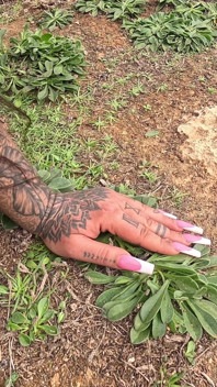 Ao ar livre, fisting no penhasco escancarado - puta tatuada esticada