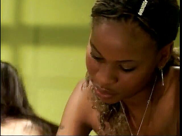 Hot and Wet: Černoch s dredy šuká dvě ženy na vězeňské pohovce