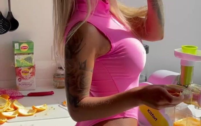 Monika Fox: La succulenta monika fox in tuta rosa si spoglia in...
