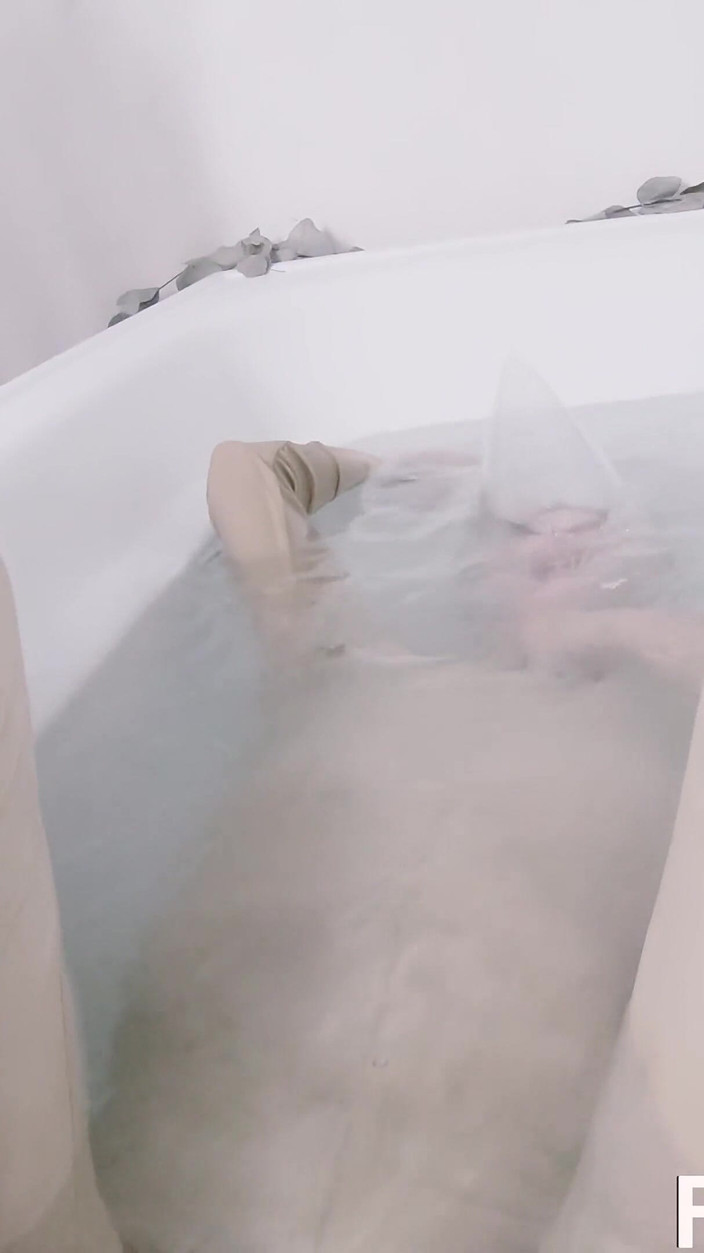 Fucked fetish: Sattira Full Desperate Bag and Water Bathtub Funny Faces