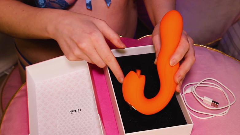 GamerGirlRoxy: Chơi với máy rung liếm âm vật "joi" của Honeyplaybox.