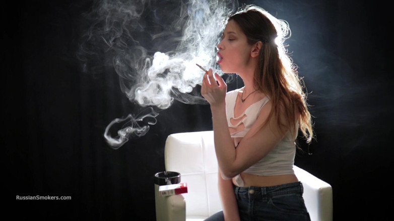 Russian Smokers: Une bombasse russe séduisante fume une cigarette, lumière naturelle