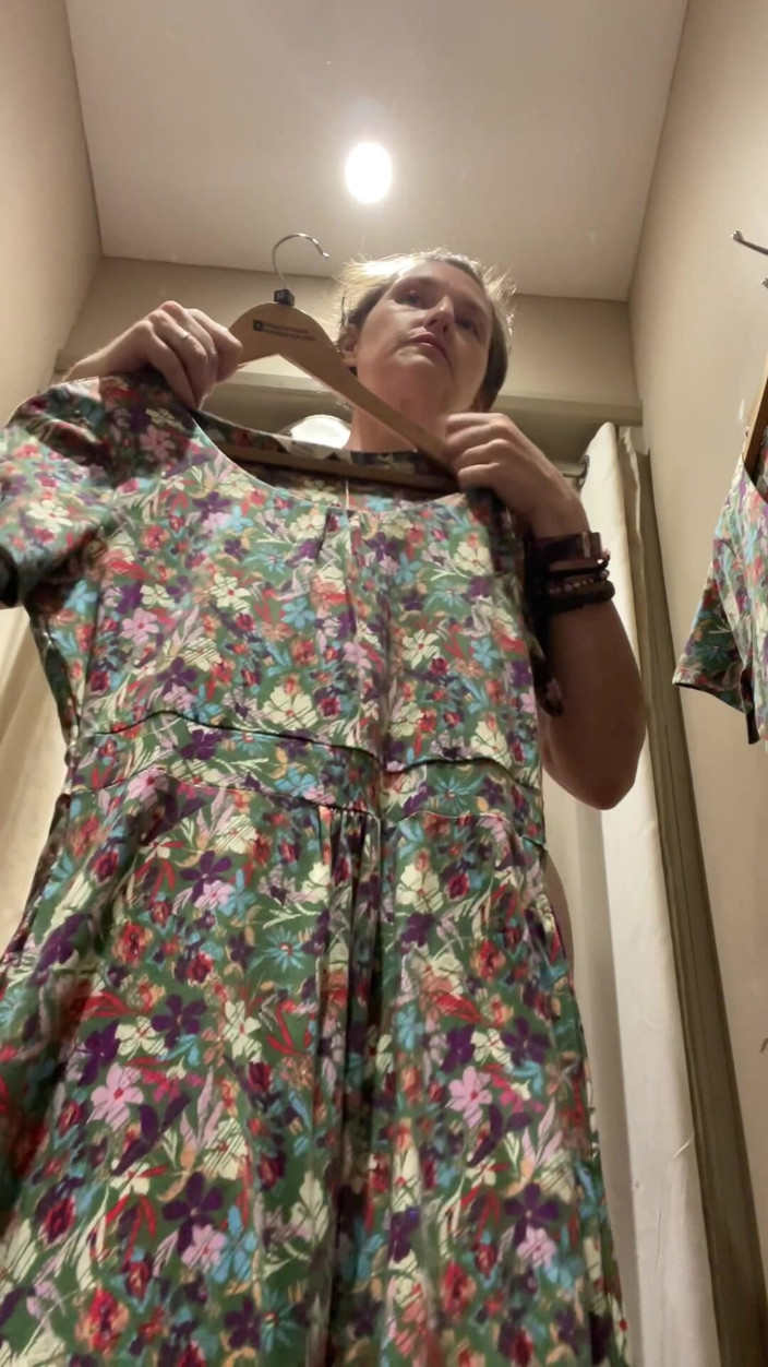 MistressWriggler: Ficando nua para experimentar novos vestidos em público!