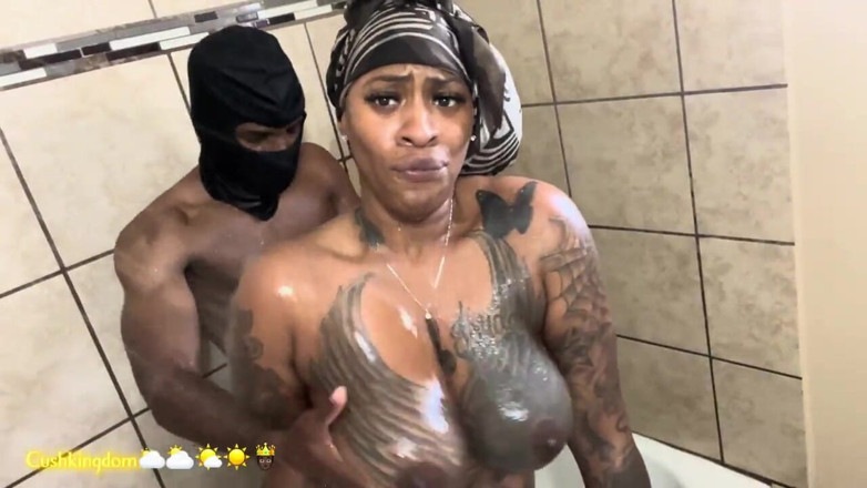Onlyfanscushkingdom1: Awek Cuba tebal seksi menunjukkan tatunya, kemudian dikongkek dalam gaya...