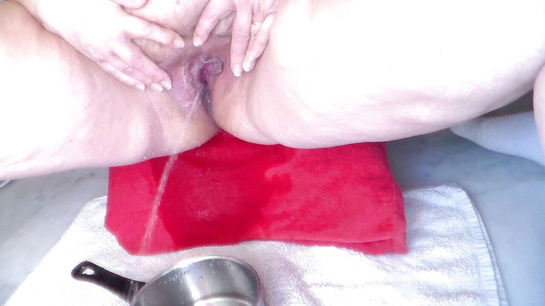 Sex hub couple: Jen se snaží čůrat do malého hrnce