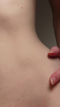 小さな胸をマッサージし、膣を近くで擦る