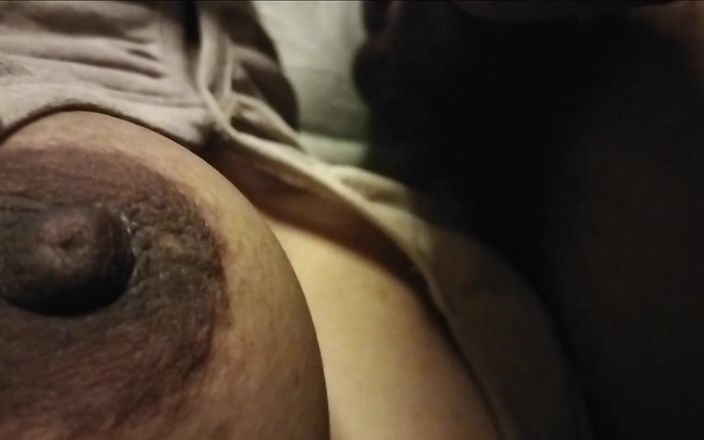 Lovely hairy pussy: Yarak devrilen masör koyu meme ucu boşalıyor