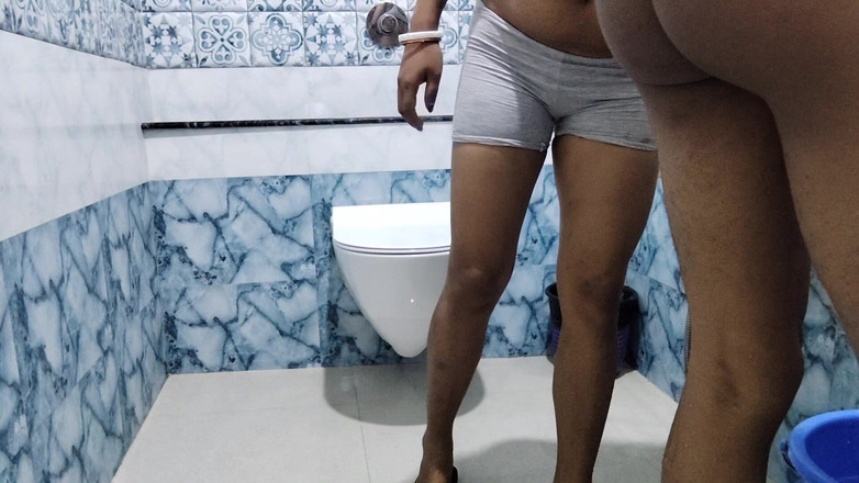 Uttar dinajpur: Świeżo poślubiona indyjska żona Sonali z mężem w noc poślubną w łazience...