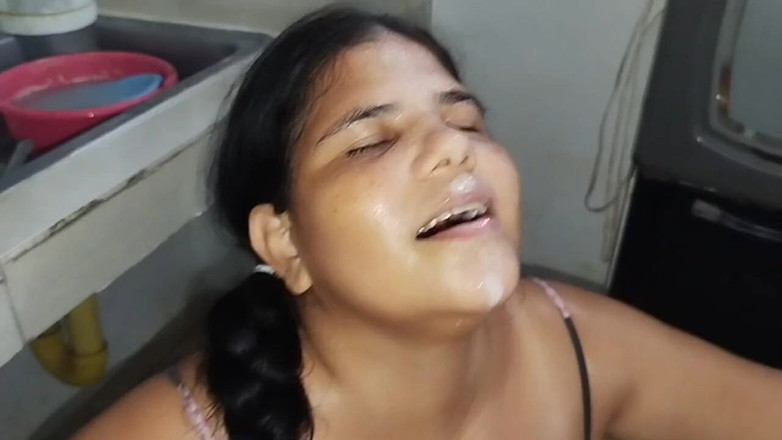 Adribella69: 나는 통통한 콜롬비아 창녀이고 내 바람난 남편은 결코 주변에 없기 때문에 이웃을 따먹게됩니다.