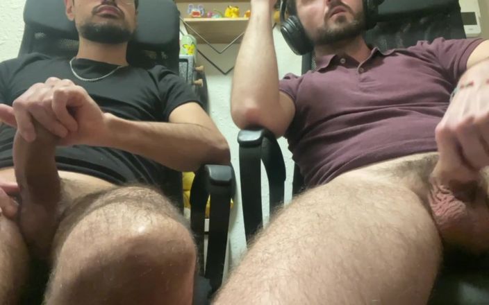 Nenesgaymers: I miei amici vengono mentre guardiamo il porno